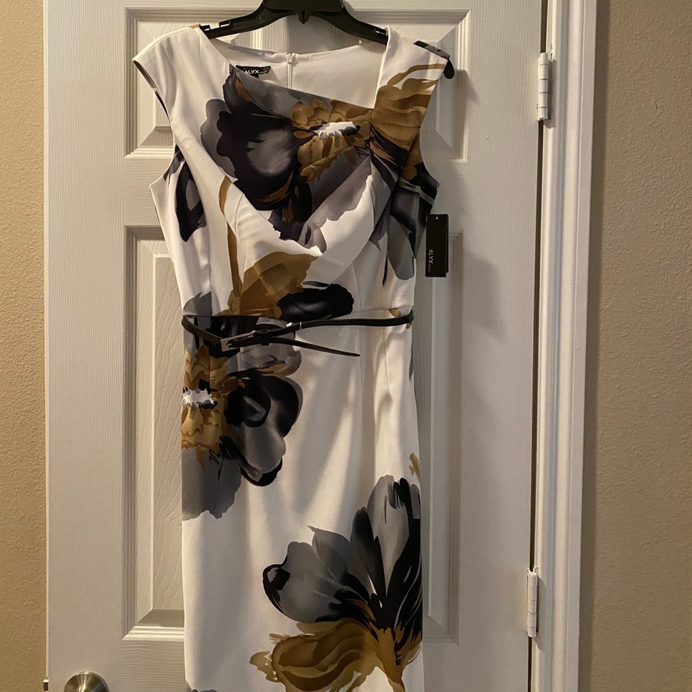 New with Tags floral dress with back zipper and back split. Size 10.